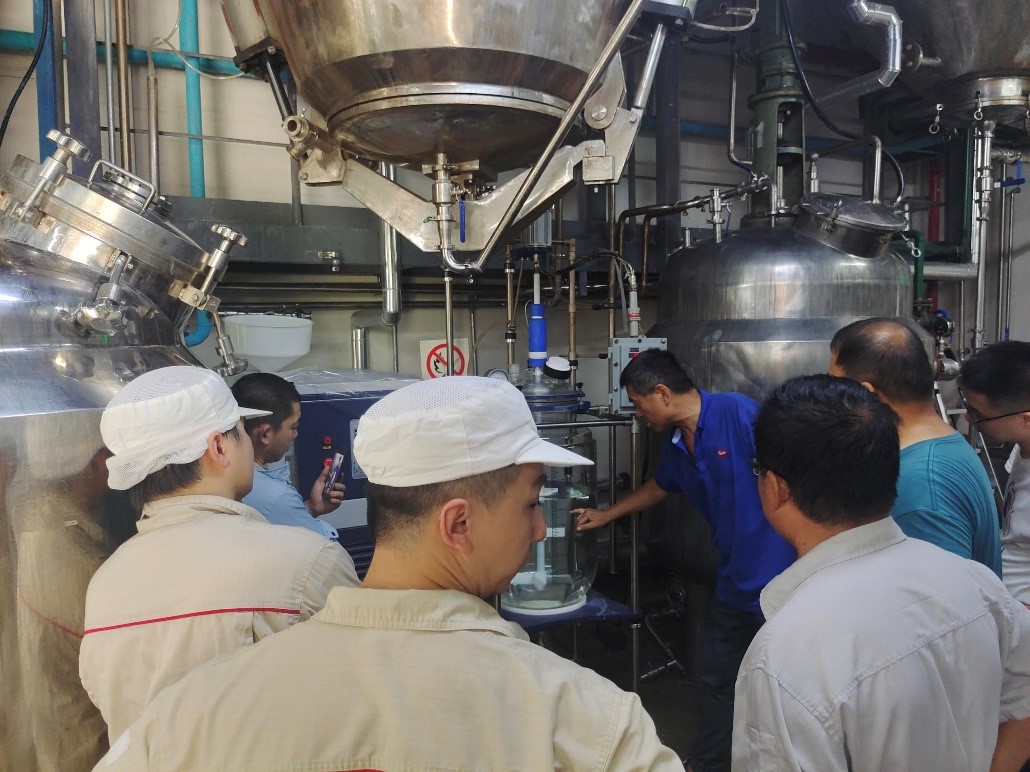 烈日下的匠心傳承、鄭州長城科工貿陳工在高溫車間中的玻璃反應釜設備培訓紀實